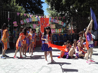 Se observan varios alumnos extendiendo una bandera realizada por el grupo