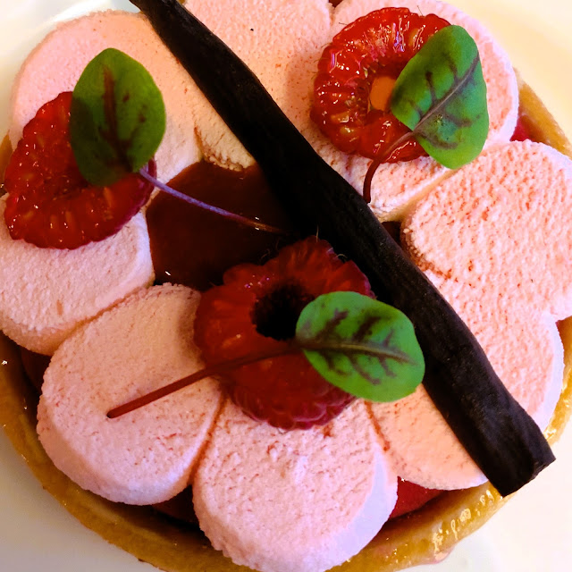 Photo d'une tarte croustifondante à la framboise, dessert du resto "Terroir & Co"