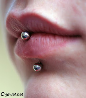 Lip piercing with Single Pin