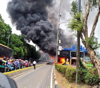 Gardu Tol Pejompongan Jl. Gatot Subroto terbakar