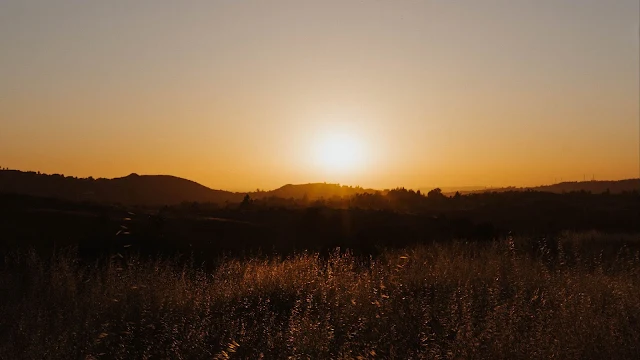 Colinas no Horizonte Pôr do Sol no Campo