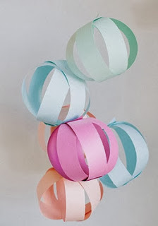 http://charhadas.com/ideas/34232-bolas-decorativas-de-papel?category_id=558-manualidades-para-ninos