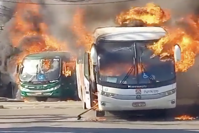 Milícia apavora o Rio de Janeiro com 35 ônibus incendiados.