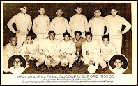 REAL MADRID C. F. - Madrid, España - Temporada 1955-56 - Marquitos, Oliva, Juanito Alonso, José Villalonga (entrenador), Manolín y Rial; Di Stéfano, Marsal, Pérez Payá, Atienza, Rafa Lesmes II, Juanito González y Paco Gento; en los recuadros: Miguel Muñoz, Zárraga. CAMPEONATO DE LIGA DE 1ª DIVISIÓN DE ESPAÑA 1955-56: 25ª edición. Campeón: ATLÉTICO DE BILBAO. El REAL MADRID se clasificó en la 3ª posición. Otras competiciones: COPA DE EUROPA: CAMPEÓN. COPA DE ESPAÑA: ELIMINADO EN SEMIFINALES.