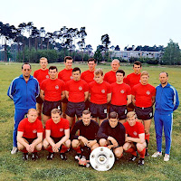 Fußball-Club NÜRNBERG Verein für Leibesübungen e. V. - Núremberg, Alemania - Temporada 1968-69 - Karl-Heinz Ferschl, Hubert Schöll, Ferdinand Wenauer, Heinz Strehl, Georg Volkert; entrenador Max Merkel, Ludwig Müller, August Starek, Heinz Müller, Zvezdan Cebinac, Franz Brungs, asistente Körner; Helmut Hilpert, Horst Leupold, Roland Wabra, Gyula Toth y Fritz Popp - El F. C. Núremberg, dirigido por Max Merkel, conocido como Mr. Látigo, en 1967-68 ganó su 1ª Bundesliga, en el nuevo formato, en lo que era además su 9º título alemán de la máxima categoría. Aquí está posando con el Trofeo al principio de la temporada siguiente