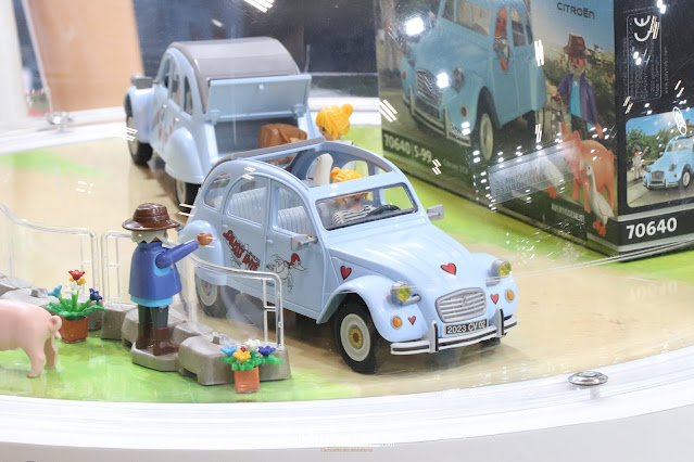 Photo 23 - La 2CV Playmobil se lance à Rétromobile. - Rétromobile 2023. Les  Citroën immanquables du Salon