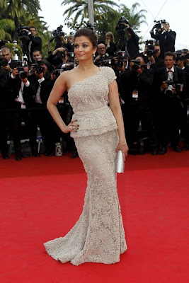 Hot Aishwarya Rai Gets The Thumbs Up For 64th Cannes Pictures” id=
