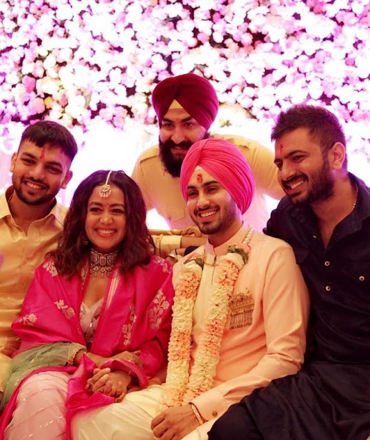 Neha Kakkar, Rohanpreet Singh dance to dhol beats, share hugs at their roka ceremony