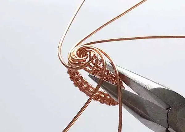 渦巻きワイヤーリングの作り方step9:ワイヤーの端をリングに固定する