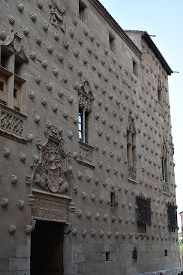 Casa das Conchas de Salamanca com 300 conchas na fachada e a Biblioteca Pública de Salamanca