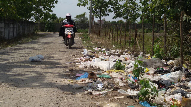 Sampah Berserakkan di Jalan Poros Tanjung Seteko