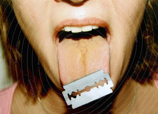 How To Hide Razor Under Tongue ?