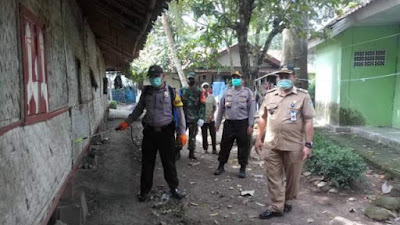 Hilangkan Rasa Panik dan Takut, Desa Mekar Kondang Lakukan Penyemprotan Disinfektan