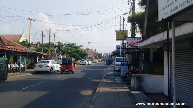 Tampak tuk tuk warna merah