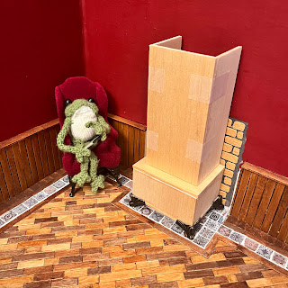 Size testing in the miniature art gallery - Frog Fergus approves so far