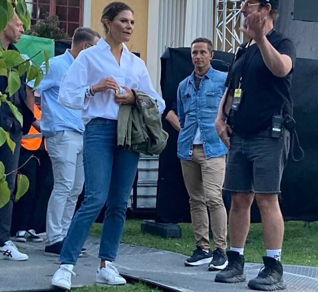 Crown Princess Victoria wore a classic white shirt by Andiata, and denim pants. Swedish singer and songwriter Lars Winnerbäck