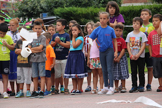 Campeonato de lanzamiento de chapela y papel higiénico infantil en las fiestas de Retuerto