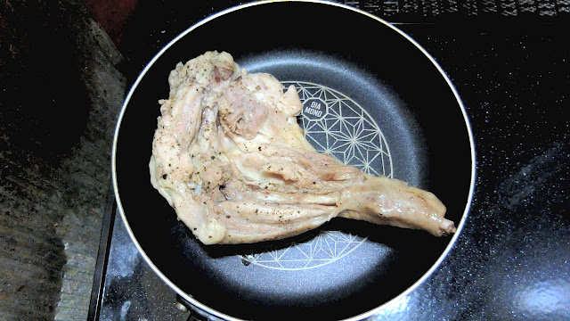 フライパンに鶏の皮面から焼き色がつくまでいじらずに焼きます