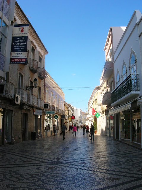 Calle peatonal principal de la ciudad de Faro (Algarve) (Portugal) (@mibaulviajero)