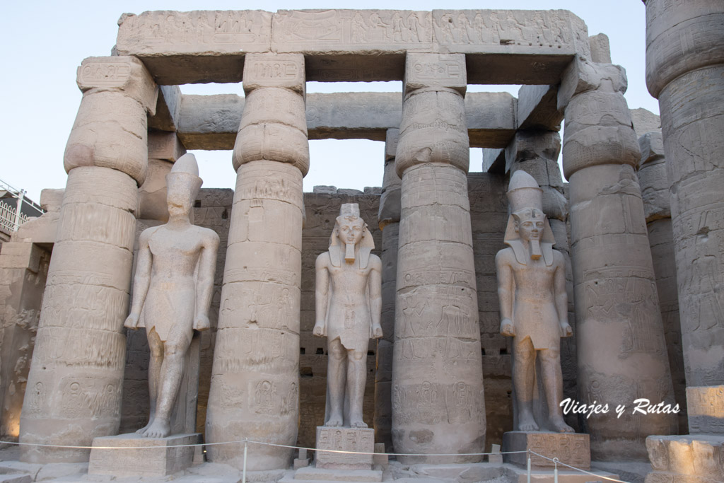Templo de Luxor, patio solar de Ramses II