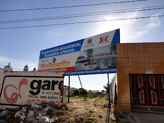 Placa informa construção de novo mercado em Juazeiro do Norte.