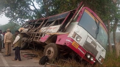 भीषण सड़क हादसा : ट्रक ने रोडवेज बस को मारी टक्कर, छह लोगों की मौत, 15 घायल