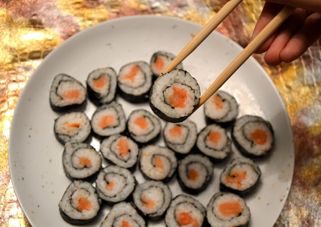 Marokanka przyrządza… sushi z łososiem i surimi