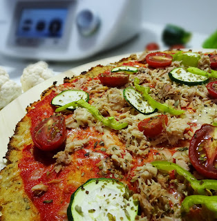 Pizza hecha con base de coliflor. Sin harinas. Muy baja en hidratos de carbono.