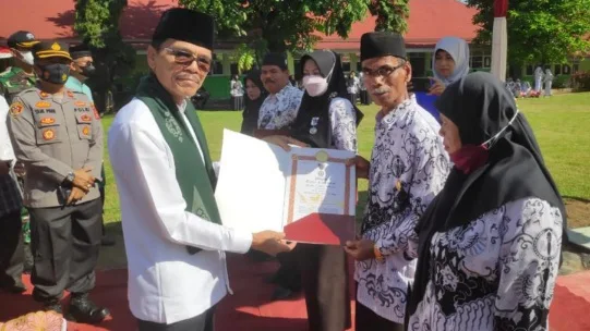 Bacakan Sambutan Menteri Nadiem Makarim, Bupati Safaruddin Pimpinan Upacara Hardiknas 2022