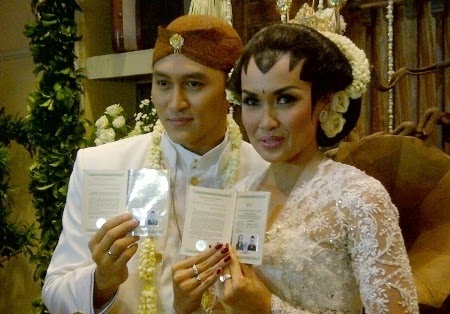 FOTO PERNIKAHAN Demian & Sara Wijayanto 2014 Resmi Baju 