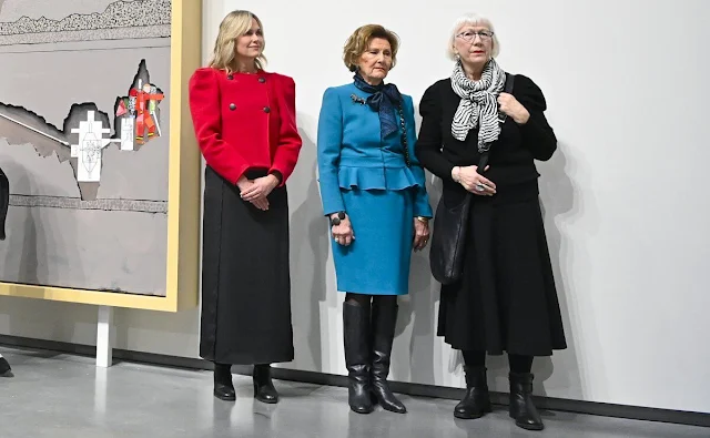 Queen Sonja wore a blue peplum jacket and skirt, Mayor Anne Lindbo wore a red wool jacket. Artist Leonard Rickhard