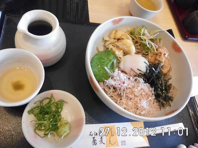 Soba ini dingin dengan berbagai isi seperti ayam dan berbagai irisan seperti nori