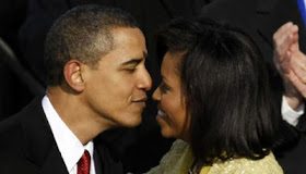 Ciuman Obama dan Michelle Paling Berkesan di 2012  