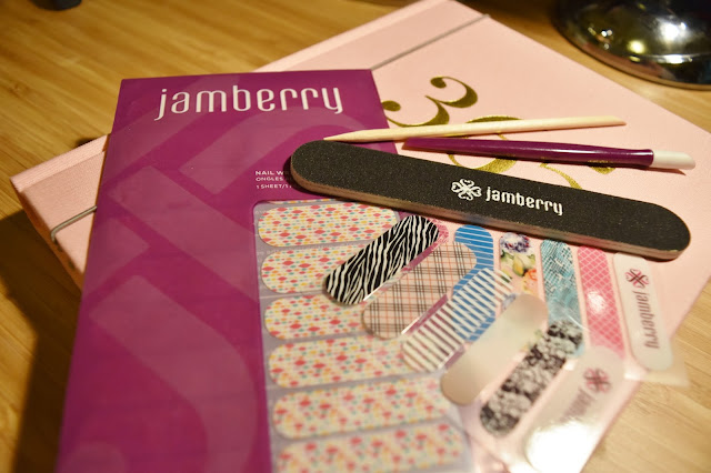 http://www.ellenrozalia.com/2015/10/on-desk-beauty-jamberry-nails.html