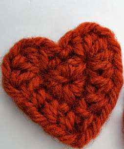 http://translate.google.es/translate?hl=es&sl=en&tl=es&u=http%3A%2F%2Fwww.kundhi.com%2Fblog%2F2010%2F01%2F22%2Ftiny-crochet-heart-pattern%2F