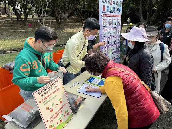 ▲有機土壤改良劑免費贈送，領取方式為攜帶身分證明文件，於4月21日至4月25日間，至各鄉鎮市公所指定時間地點領取，每人限領1份，數量有限，可先電洽各清潔隊，送完為止。（彰化縣政府提供）
