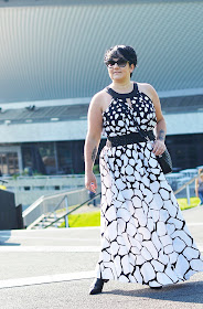 sukienka maxi, biało-czarna stylizacja, blogerka inspiruje