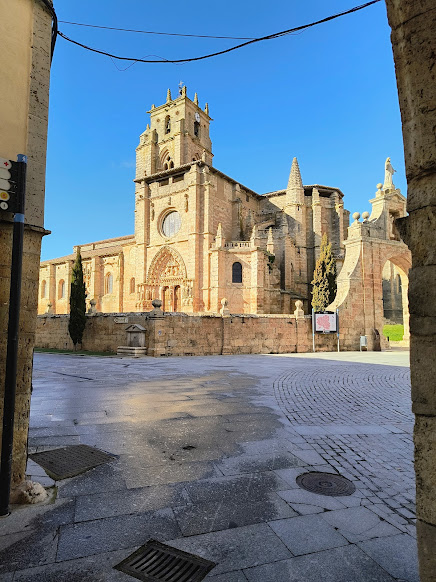 Imagen: Portada de Santa María la Real en Sasamón.