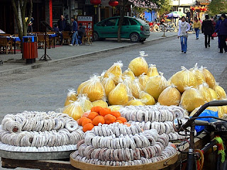 vente de pomelos et de kakis dans les rues de Yangshuo