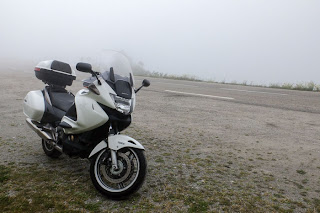 Una Honda Deauville sul colle del Moncenisio in un giorno di nebbia