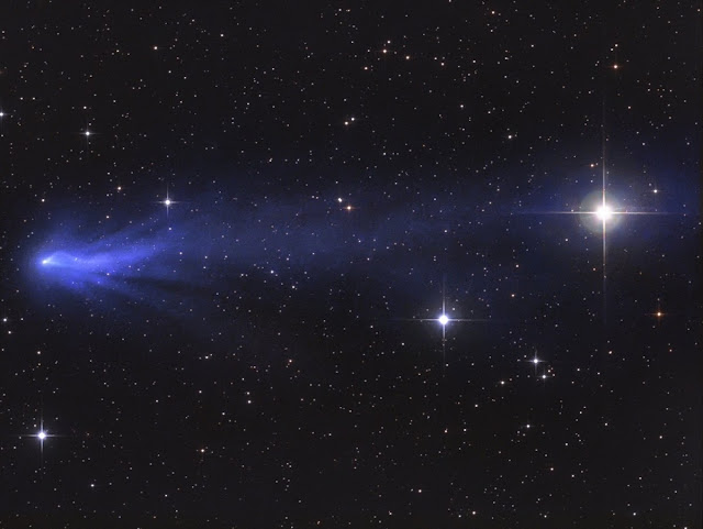 foto-astronomi-terbaik-tahun-2018-komet-karbon-monoksida-biru-c2016-r2-panstarrs