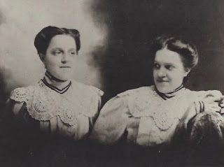 Twin sisters Ethel and Edith Feero (1907)