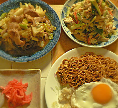 我が家の晩ご飯　カップ麺丼　鶏ササミ胡麻たれ和え　肉野菜炒め＋1
