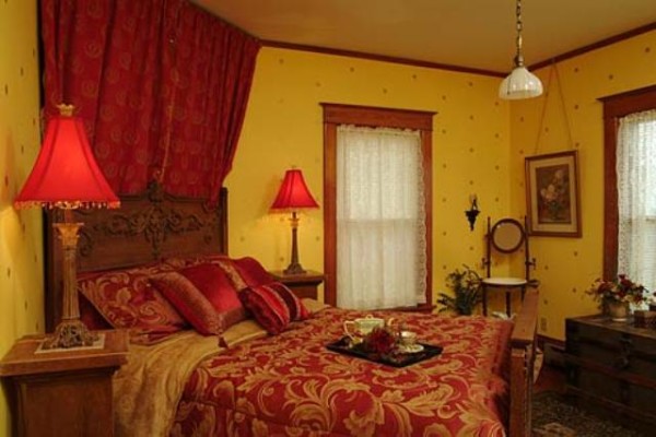  Desain  interior kamar  tidur  unik biru merah dan kuning 