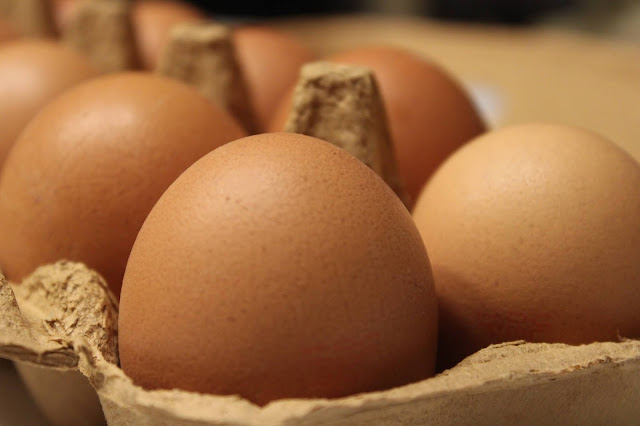 Closeup de uma caixa de ovos