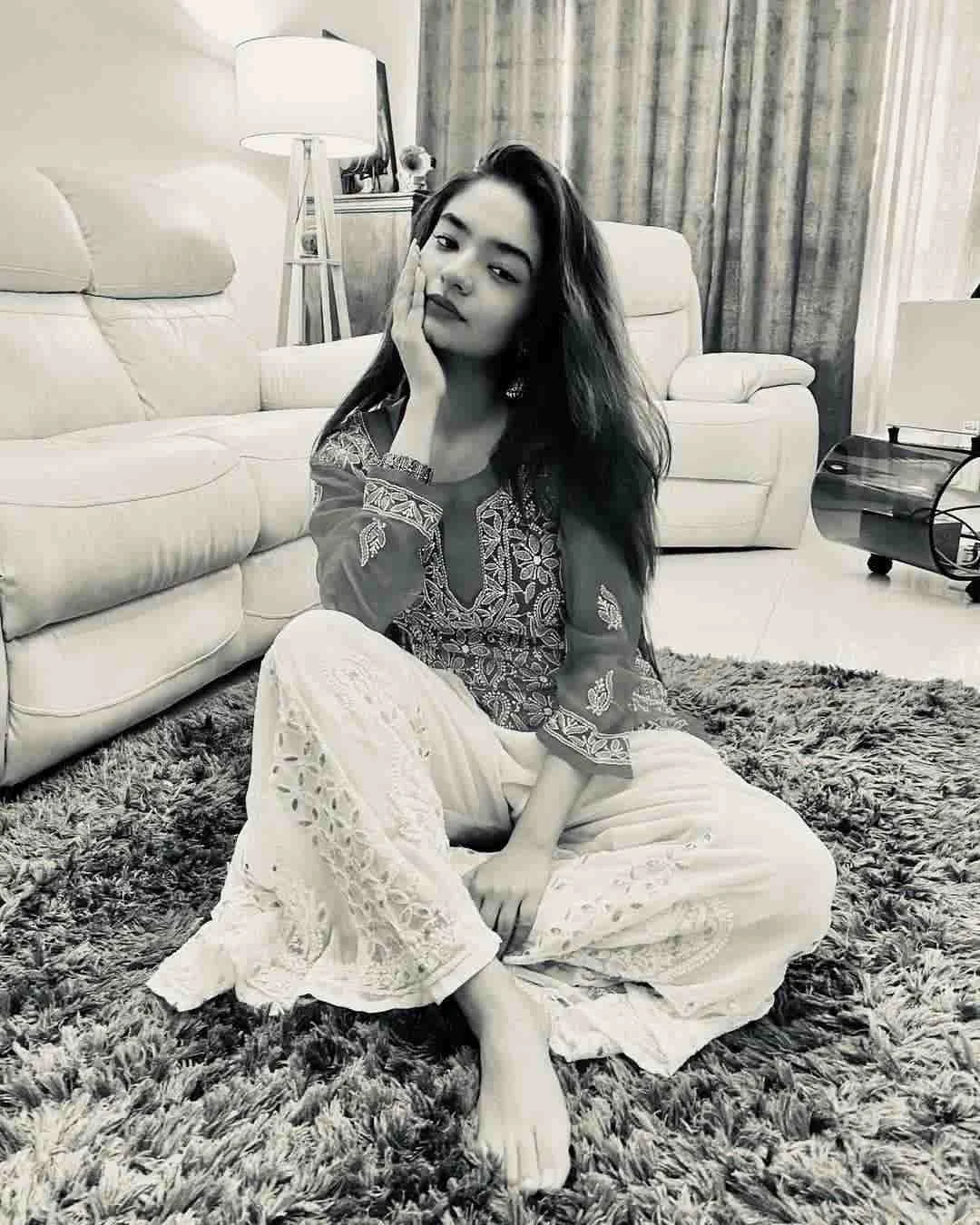 Anushka-Sen-latest-hot-photos-in-red-suit-and-white-salwar