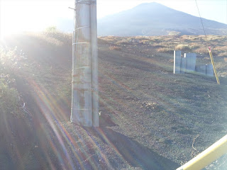 「富士山の送電網」架空線最終部の73号電柱基部