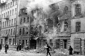 Un edificio destruido durante el sitio de Leningrado