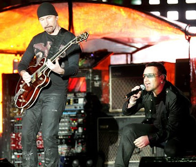 Foto de U2 cantando en concierto