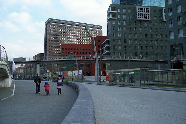 Pasarela Zubizuri en Bilbao by Santiago Calatrava